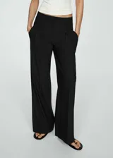 Pantalón negro de vestir, de tiro medio y corte recto.