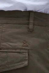 Bermuda cargo azul con bolsillos laterales y bolsillos cargo con solapa y botones.