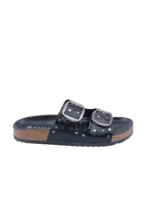 Sandalias negras con doble tira, hebillas plateadas y tachas decorativas. Suela con plataforma baja color suela.