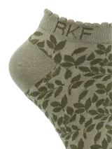 Calcetines cortos de bambú color violeta con estampado de hojas en tono lila. Presentan un borde superior con volados y logo de la marca en el tobillo.