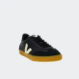 Championes Veja modelo Volley, color negro con logo lateral en blanco y suela color caramelo.