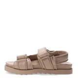 Sandalias planas color beige con ajuste de velcro.