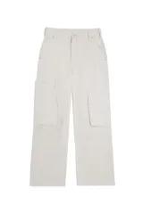 Pantalón cargo beige de corte recto confeccionado en 100% algodón, con múltiples bolsillos delanteros, laterales y traseros.