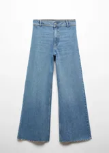 Pantalón de jean celeste de corte amplio, con tiro alto, trabillas, bolsillos delanteros y traseros, cierre de cremallera y botón, y bajo deshilachado.