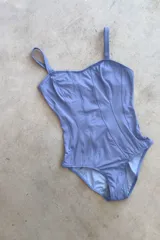 Malla enteriza entallada color azul con ganchito en la espalda y diseño de espalda descubierta.
