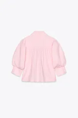 Camisa rosada de popelina de algodón, con cuello clásico, manga corta abullonada y cierre frontal con botones.