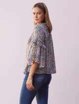 Blusa Zac & Rachel de gasa estampada con cuello redondo fruncido y mangas 3/4 amplias con volados.