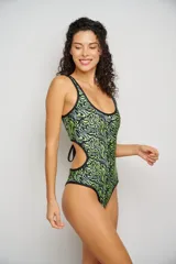 Malla entera con estampado floral multicolor, espalda acordonada y cavado trasero intermedio.