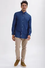 Camisa azul de manga larga con cuello abotonado.