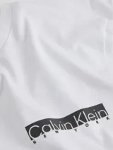 Remera blanca de algodón con cuello redondo y logo Calvin Klein New York estampado en el pecho.