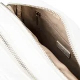 Bandolera blanca de símil cuero con diseño texturizado. Tiene formato rectangular, acceso con cierre, correa regulable y herrajes plateados. Cuenta con dos compartimentos, un bolsillo interno con cierre, un bolsillo interno abierto y un bolsillo externo con botón imantado. El interior está forrado en tela de algodón y poliéster.