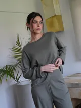 Remera de manga larga color azul marino, con escote en V y calce holgado.