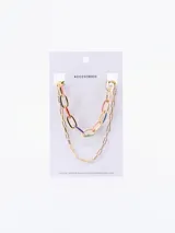 Collar doble dorado, uno con eslabones grandes con detalles de color y otro con eslabones pequeños.