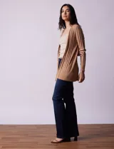 Cardigan azul en tejido acanalado con mangas largas.