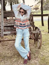 Saco con cuerpo de paño y mangas tejidas en lana merino con diseño étnico.