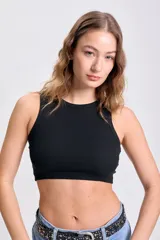 Musculosa corta negra de tejido de punto acanalado, con cuello redondo y sisas amplias.