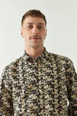 Camisa de manga larga con estampado de hojas en tonos azul marino y negro.