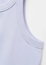 Musculosa negra de canalé con cuello redondo y corte ajustado.