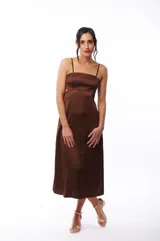 Vestido midi marrón de satén con breteles finos y corte al bies.
