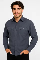 Camisa gris topo de manga larga con dos bolsillos frontales con solapa y cierre de botón.