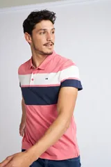 Polo color rosado con rayas en tonos blanco y azul, de fit regular y manga corta, con logo estampado.