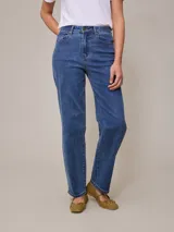 Pantalón de jean azul de corte recto, con tiro alto y bolsillos delanteros y traseros. Confeccionado en denim con elastano.