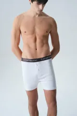 Boxer blanco de algodón con cintura elástica negra con el logo de la marca.
