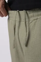 Bermuda cargo color blanco, confeccionada en mezcla de lino y rayón, con cintura elástica ajustable con cordón y bolsillo lateral tipo cargo.