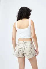 Musculosa corta negra de textura acanalada y escote cuadrado.