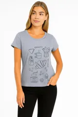 Remera gris con estampado de elementos relacionados al café.