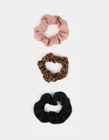 Set de tres scrunchies de tela plisada en colores negro, gris y rosa.