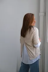 Sweater color crudo de tejido de punto, con cuello redondo y mangas 3/4. Incluye una bufanda fina del mismo tejido con terminaciones de encaje.