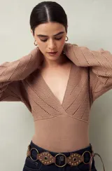 Sweater negro de tejido de punto calado, con escote en V cruzado y mangas largas.