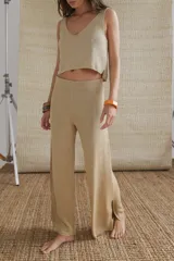 Musculosa marrón de tejido de punto con brillo, escote en V y espalda descubierta.