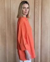 Camisa celeste de corte amplio, con cuello clásico y mangas largas.