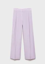 Pantalón wideleg color lila a rayas verticales, con trabillas, bolsillos laterales y traseros. Cierre oculto con botón, gancho y cremallera.
