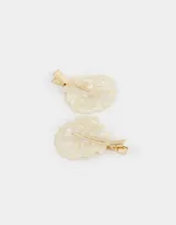 Set de dos hebillas para el pelo con forma de caracola esmaltada color crema y broche metálico dorado.