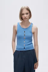 Musculosa celeste de tejido de punto con escote redondo y aberturas frontales.