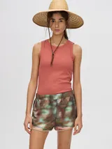 Musculosa crop de algodón, color azul grisáceo, con tejido acanalado (rib) y cuello redondo. Presenta un pequeño logo bordado en el centro del pecho.