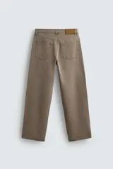 Pantalón de jean color marrón topo, de corte amplio y tiro alto.