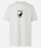 Remera color crudo de algodón, corte comfort, con mangas cortas y cuello redondo. Estampa frontal y trasera con temática de japonismo, incluyendo un Yin Yang en llamas, un dragón y el texto "Duality - Chaos Order - Kyoto Japan".