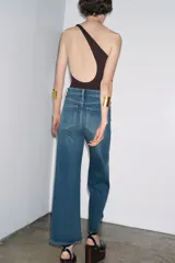 Pantalón de jean azul de corte ancho, tiro alto y largo hasta el tobillo.