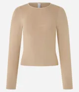 Blusa color beige de jacquard con cuello redondo y mangas largas.