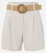 Short clochard azul marino de viscolino con trabillas en la cintura, cinturón con hebilla de madera y pliegues.