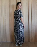 Vestido midi color verde oliva, de corte recto, con escote en V, mangas cortas y bolsillos laterales.