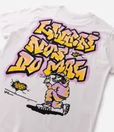 Remera blanca de algodón con cuello redondo y mangas cortas. Presenta un estampado estilo grafiti en la espalda con lettering en amarillo y rosa, y la ilustración de un perro con gorra y aerosol.