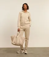 Pantalón deportivo de algodón color beige, con cintura elástica y frisos delanteros.