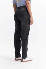 Jean mom de tiro medio color gris oscuro, confeccionado en 100% algodón.