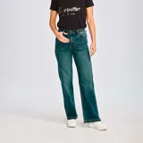 Pantalón de jean celeste de pierna ancha con roturas en ambas rodillas.