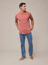 Pantalón de jean celeste elastizado, corte slim fit.